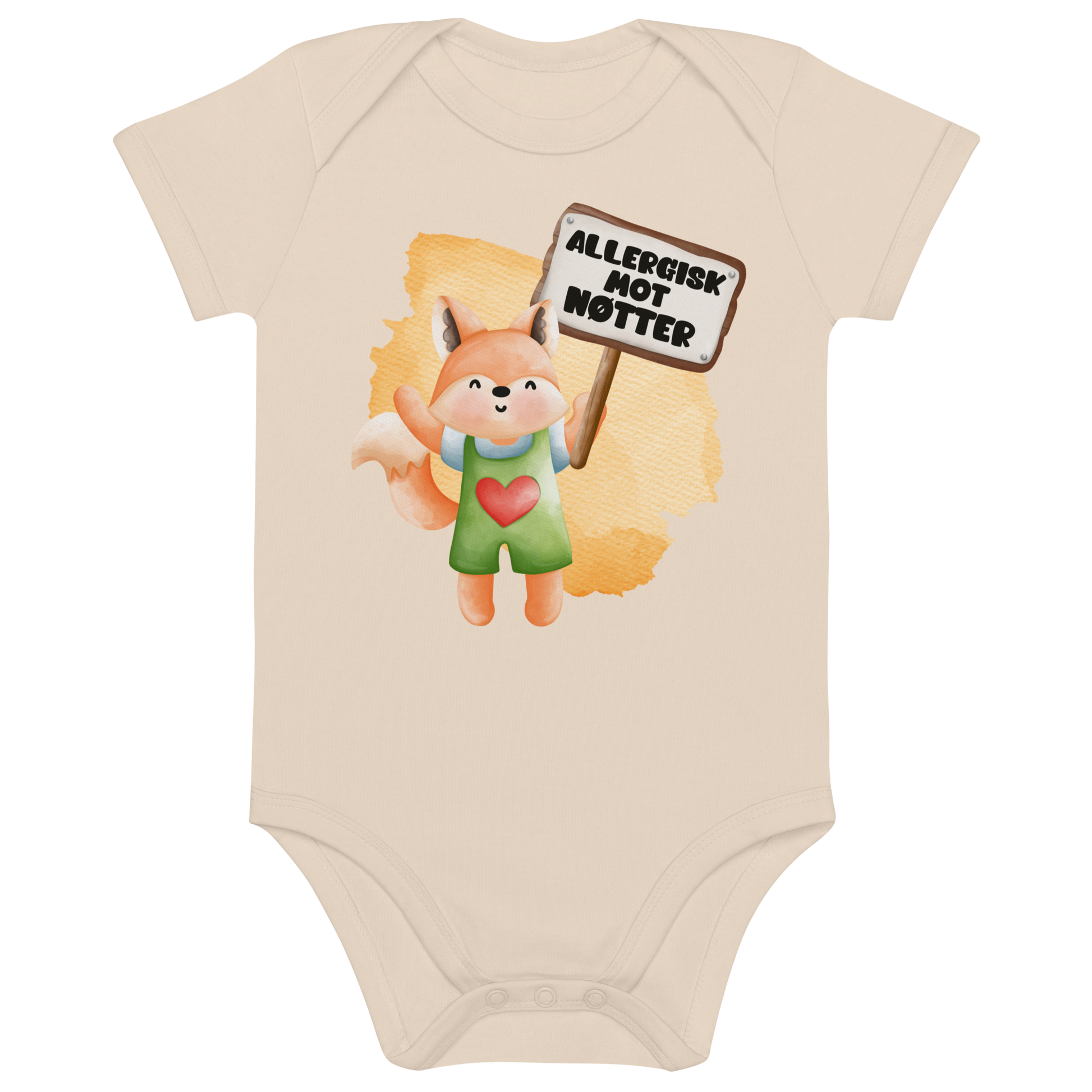 Beige babybody som ligger flatt, med en glad rev som holder oppe et skilt med teksten "Allergisk mot nøtter". Foto.