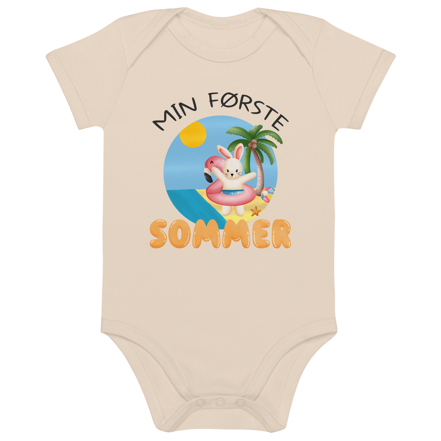 Beige babybody som ligger flatt, med teksten "Min første sommer" og figur av en glad kanin med flamingo badering på stranden. Foto.