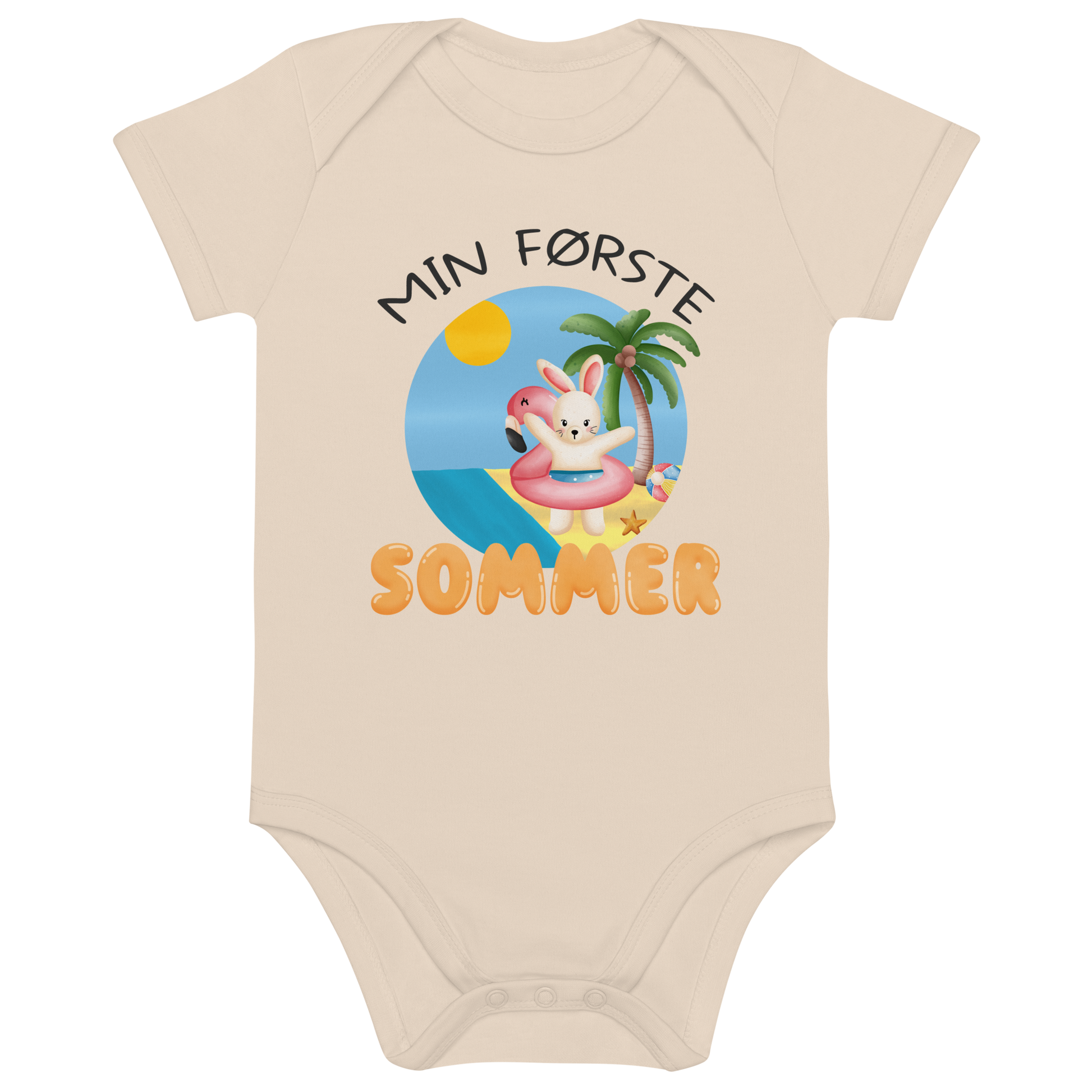 Beige babybody som ligger flatt, med teksten "Min første sommer" og figur av en glad kanin med flamingo badering på stranden. Foto.