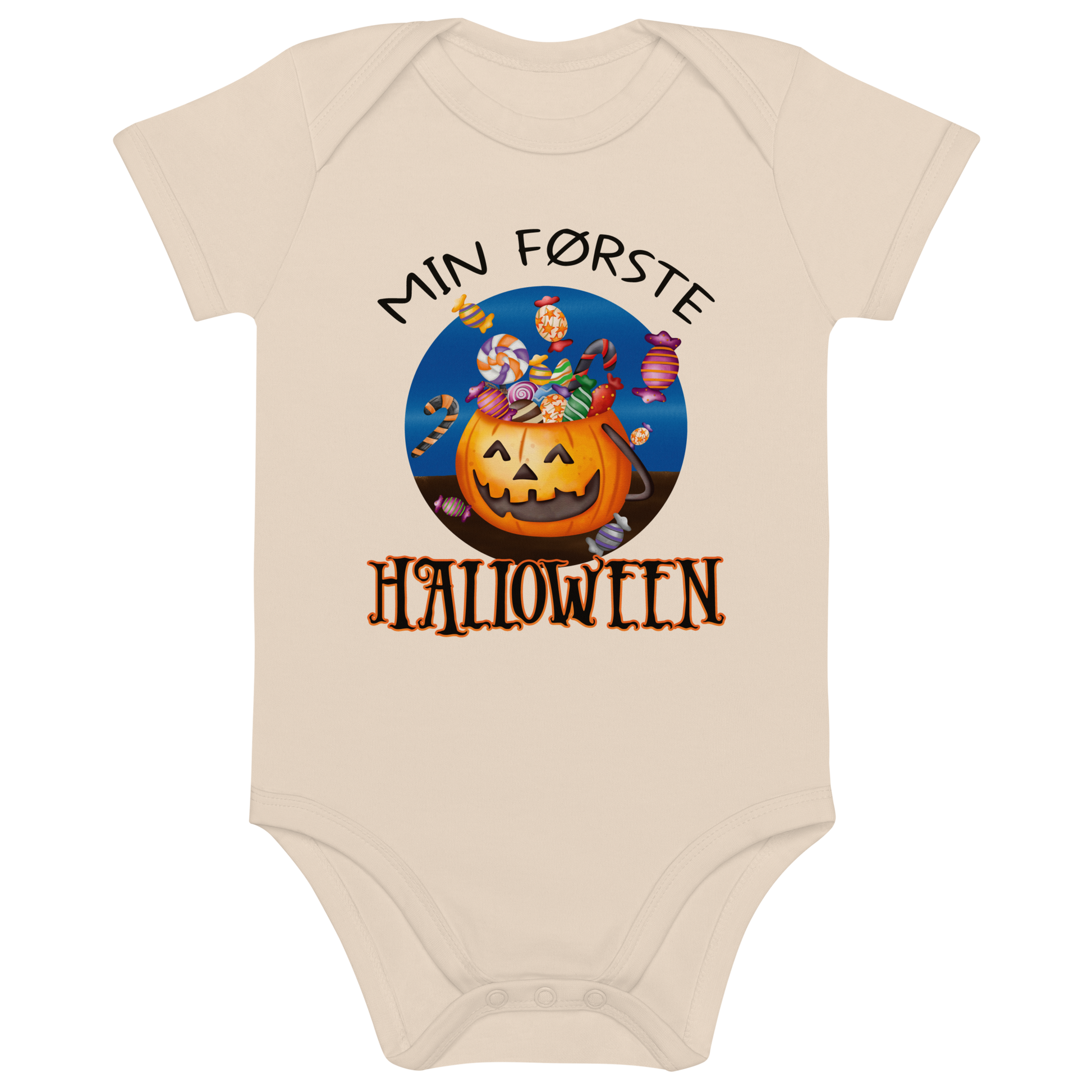 Beige babybody som ligger flatt, med teksten "Min første halloween" og figur av en kurv som ser ut som et gresskar og som er fylt med godteri. Foto.
