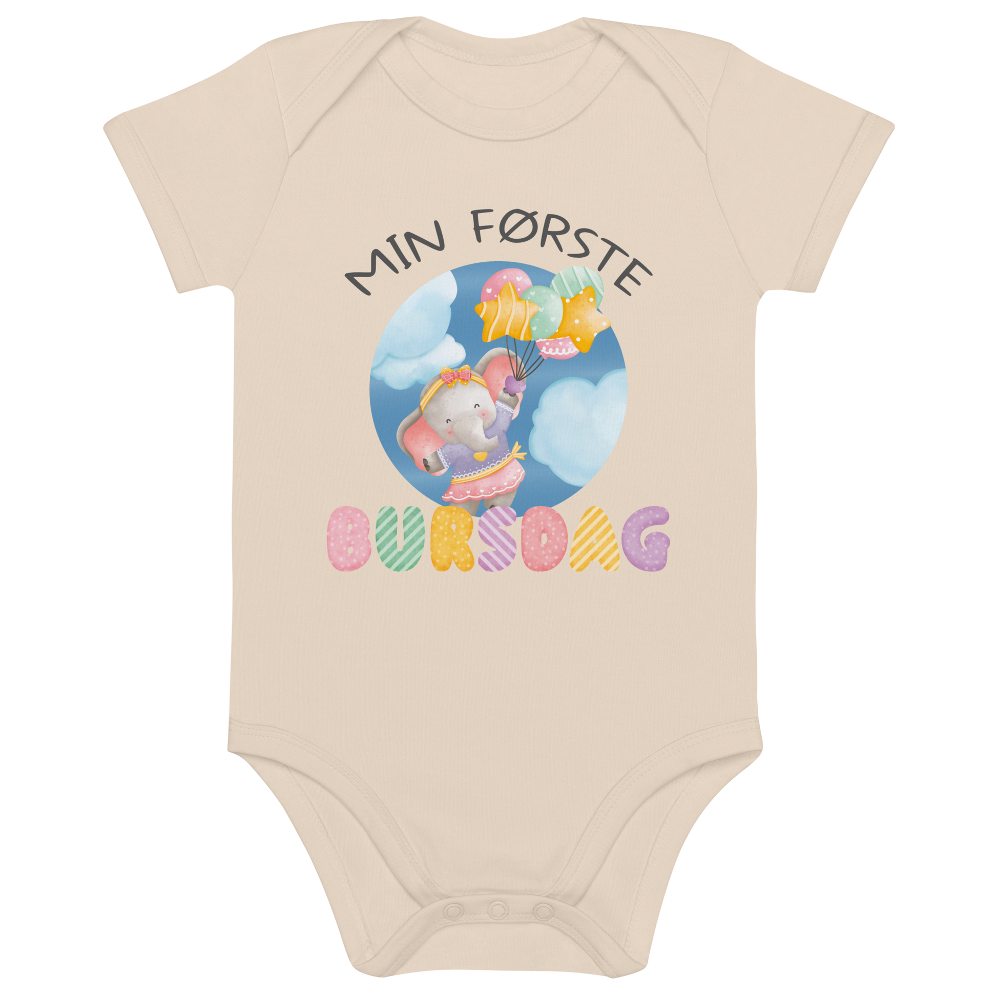 Beige babybody som ligger flatt, med teksten "Min første bursdag" og figur av en søt og glad elefant som holder flere ballonger og flyr mellom skyene. Foto.