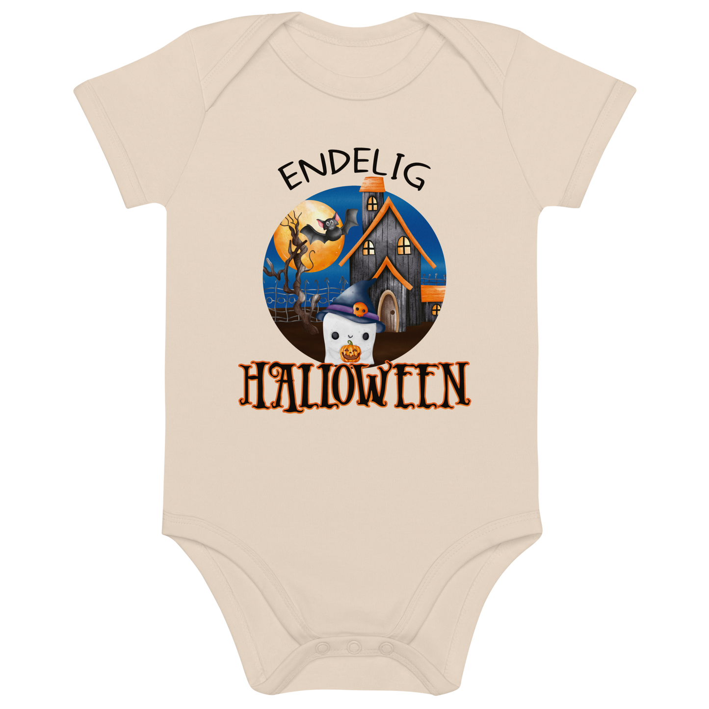Beige babybody som ligger flatt, med teksten "Endelig halloween" og figur av et søtt spøkelse med heksehatt foran et hus med en stor fullmåne i bakgrunnen. Foto.