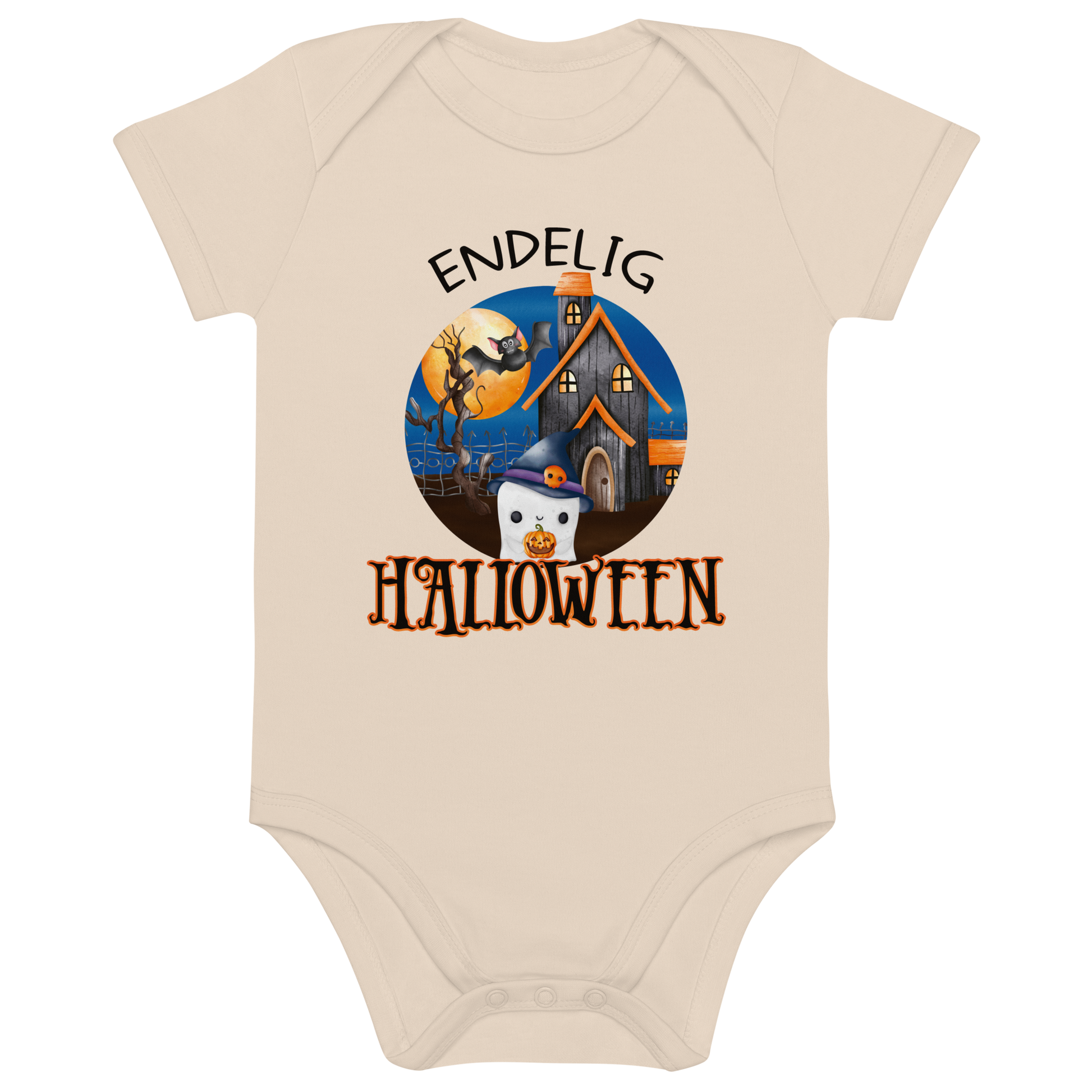 Beige babybody som ligger flatt, med teksten "Endelig halloween" og figur av et søtt spøkelse med heksehatt foran et hus med en stor fullmåne i bakgrunnen. Foto.