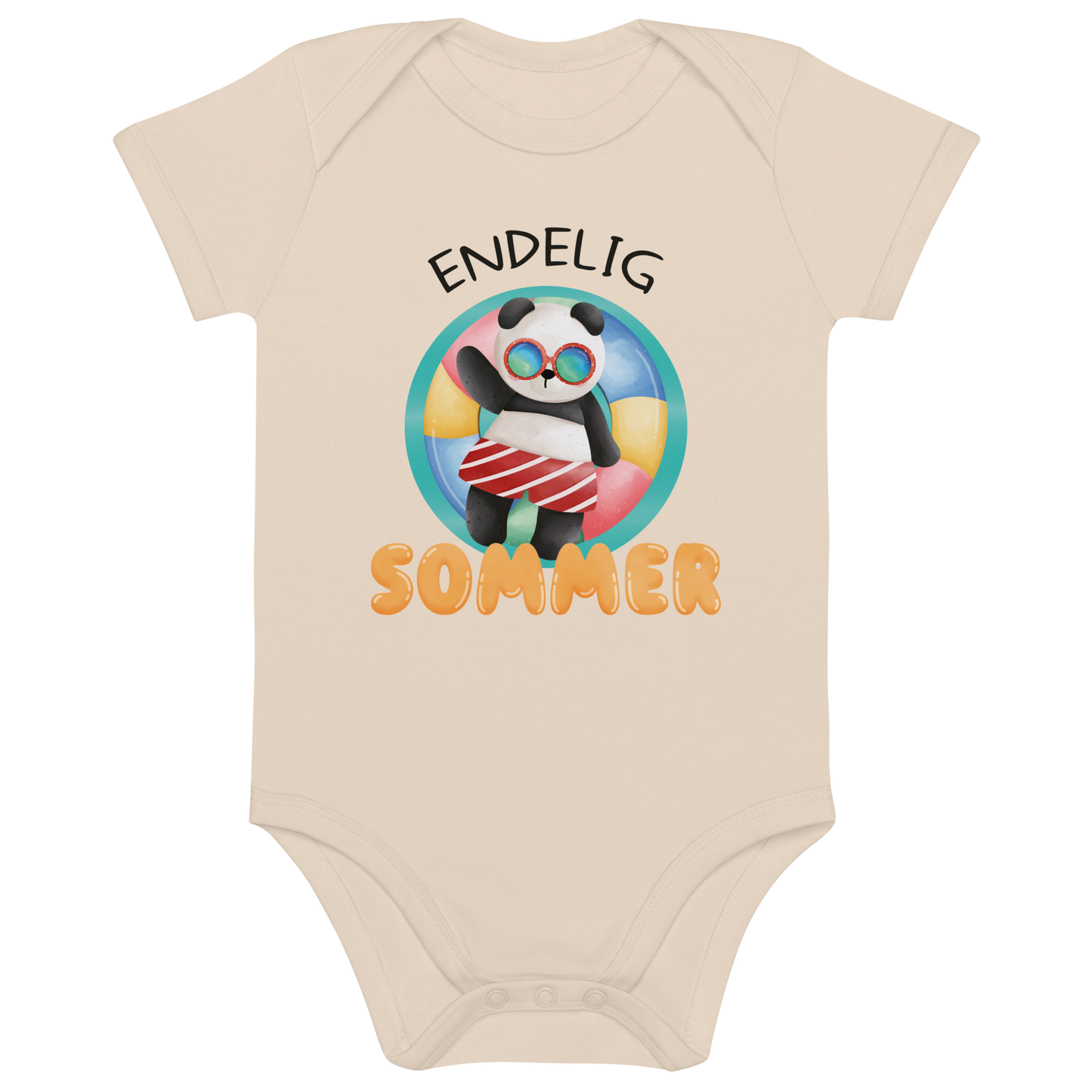 Beige babybody som ligger flatt, med teksten "Endelig sommer" og figur av en avslappet panda med solbriller som flyter i vannet på en badering. Foto.