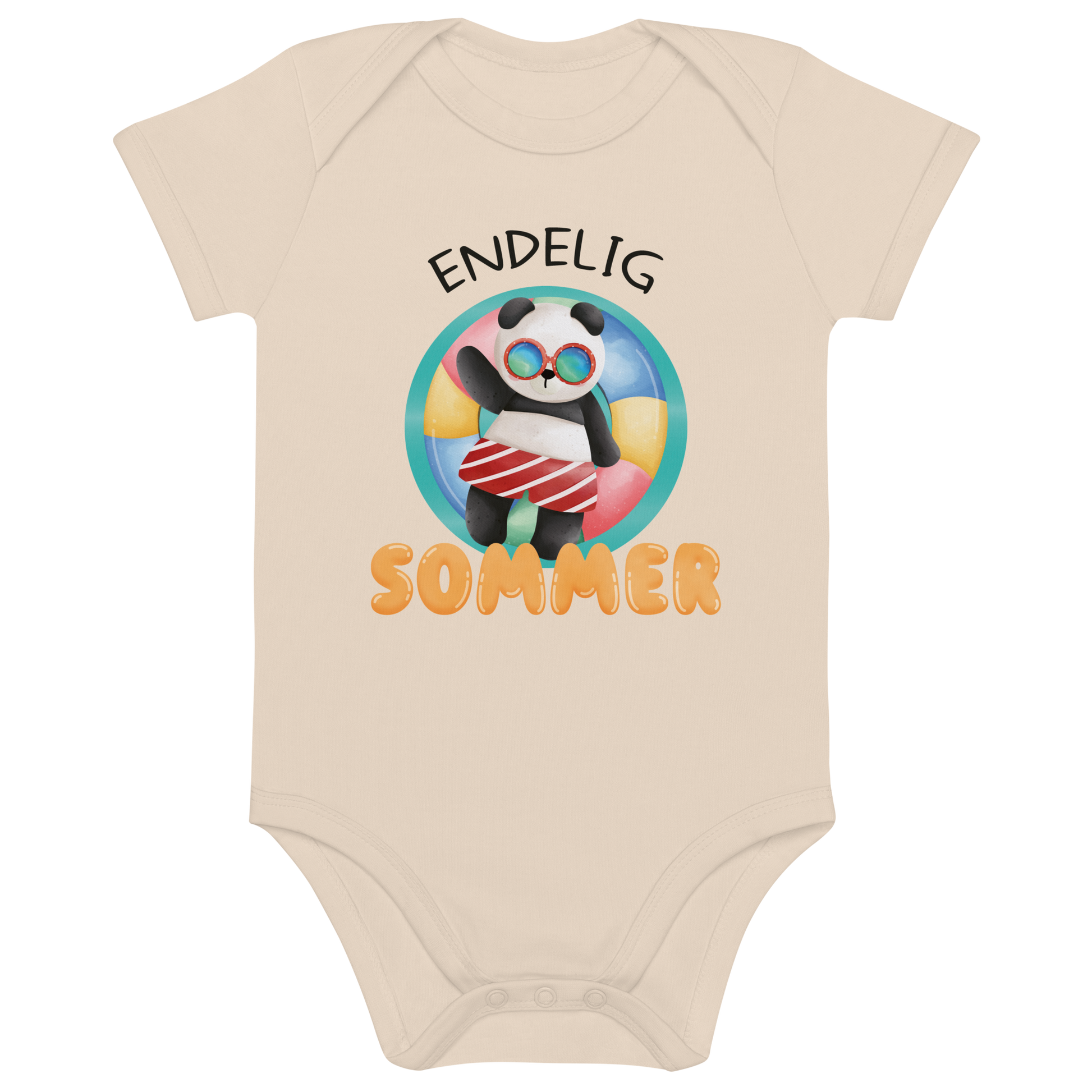 Beige babybody som ligger flatt, med teksten "Endelig sommer" og figur av en avslappet panda med solbriller som flyter i vannet på en badering. Foto.