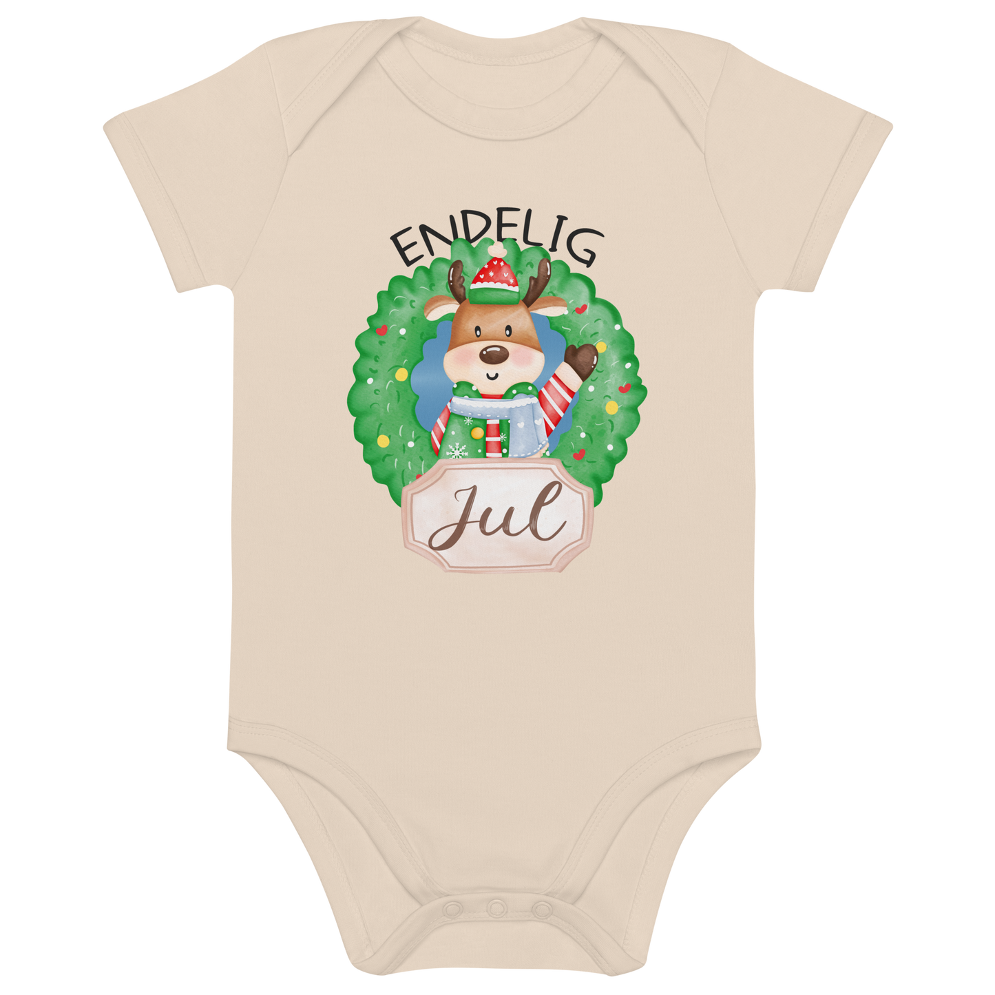 Beige babybody som ligger flatt, med teksten "Endelig jul" og figur av en søt elg i julete klær med en julekrans rundt seg. Foto.