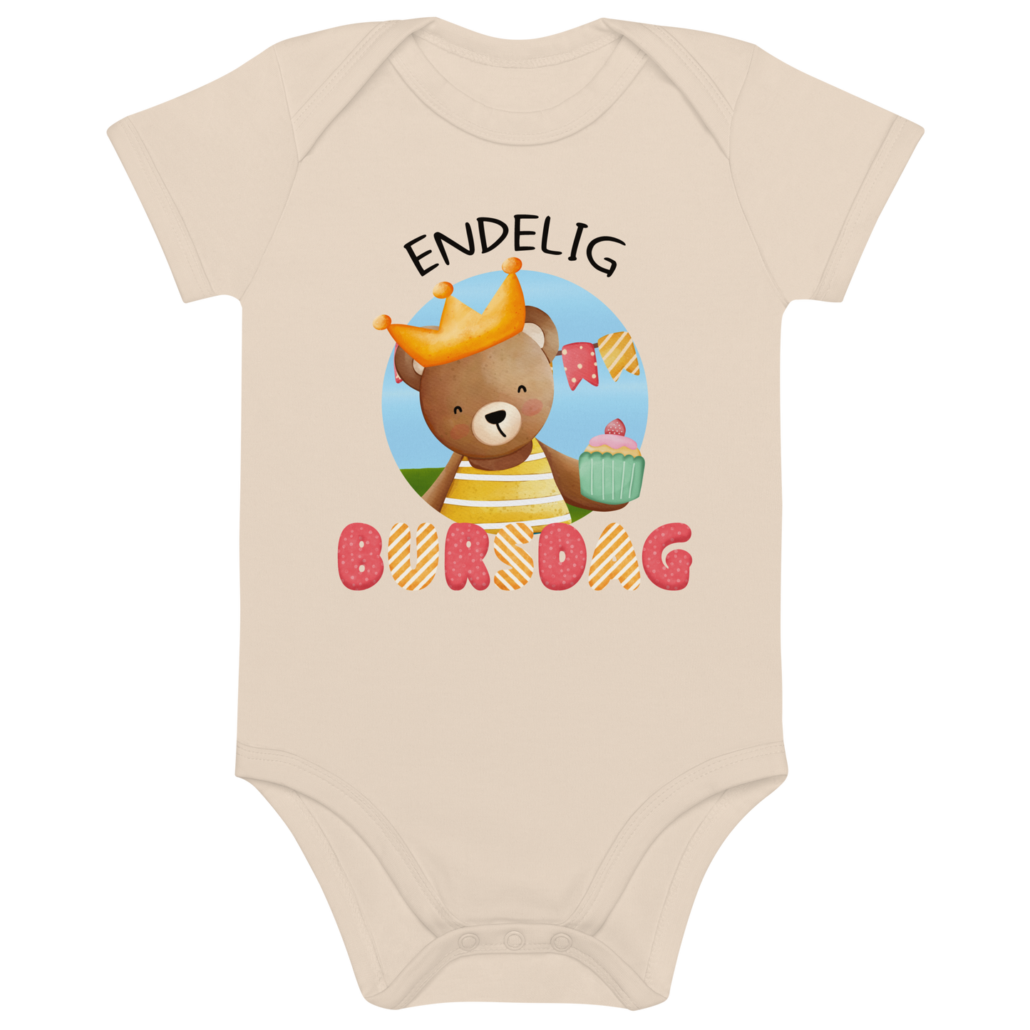 Beige babybody som ligger flatt, med teksten "Endelig bursdag" og figur av en glad bamse som har på seg en krone og holder frem en muffin. Foto.
