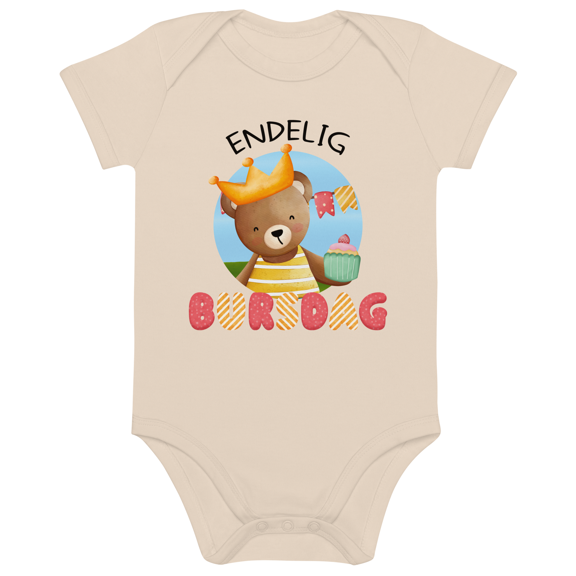 Beige babybody som ligger flatt, med teksten "Endelig bursdag" og figur av en glad bamse som har på seg en krone og holder frem en muffin. Foto.