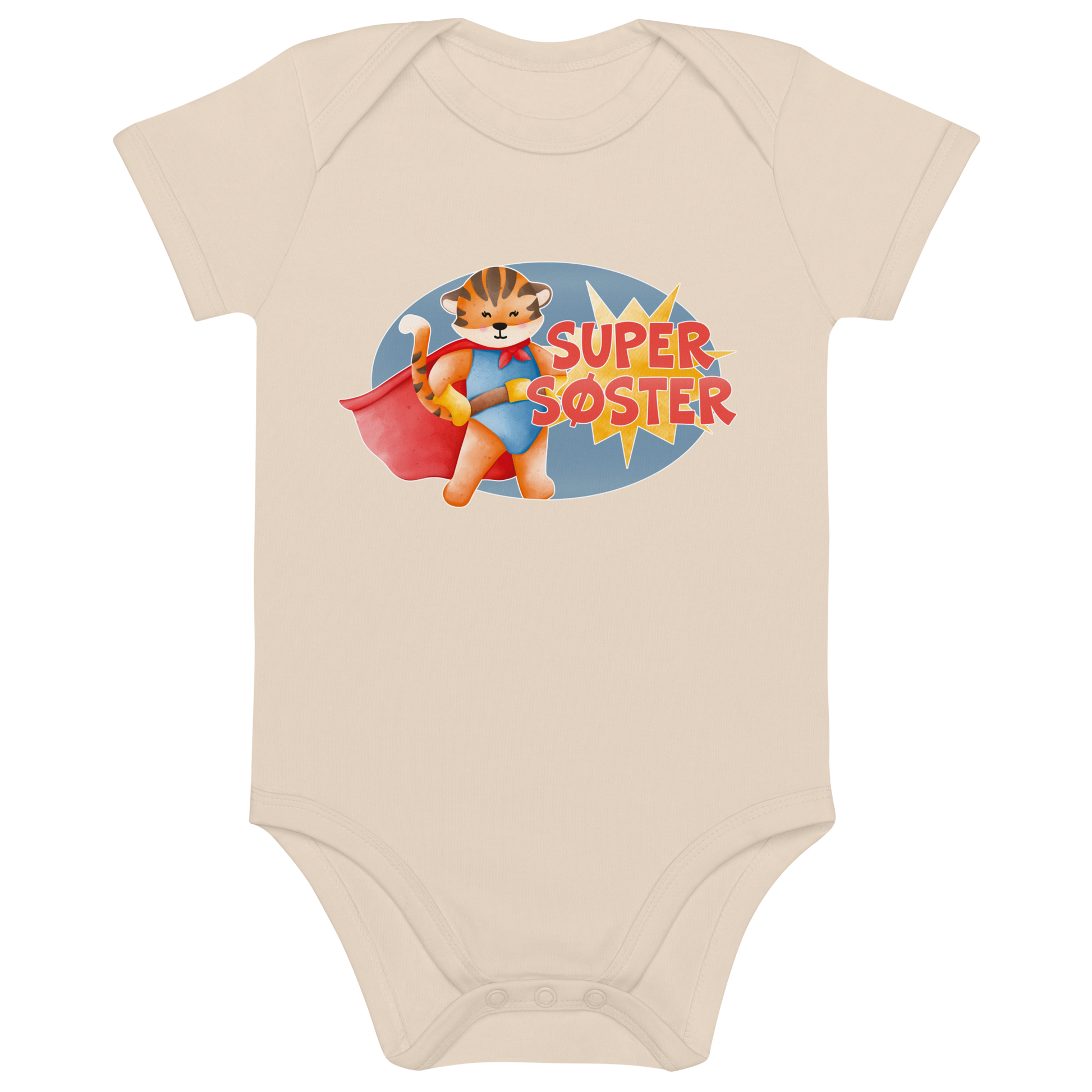 Beige babybody som ligger flatt, med teksten "Supersøster" og figur av en stolt tiger i superhelt-klær. Foto.