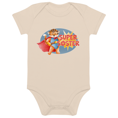 Beige babybody som ligger flatt, med teksten "Supersøster" og figur av en stolt tiger i superhelt-klær. Foto.