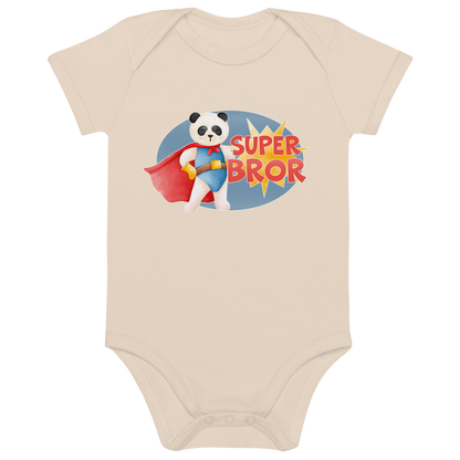 Beige babybody som ligger flatt, med teksten "Superbror" og figur av en stolt panda i superhelt-klær. Foto.