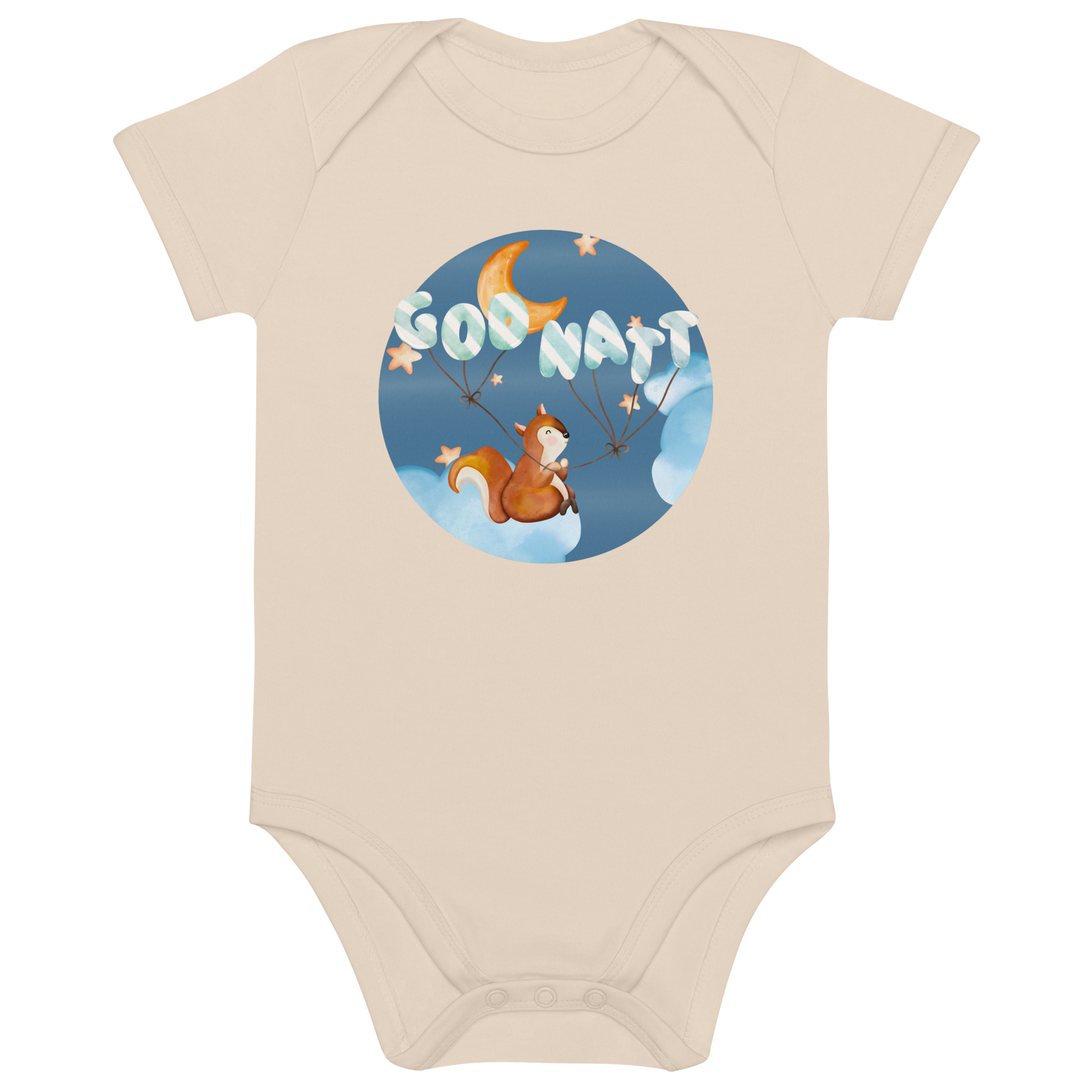 Beige babybody som ligger flatt, med ett lykkelig ekorn som sitter på en sky og holder ballonger med teksten "God natt". Foto.
