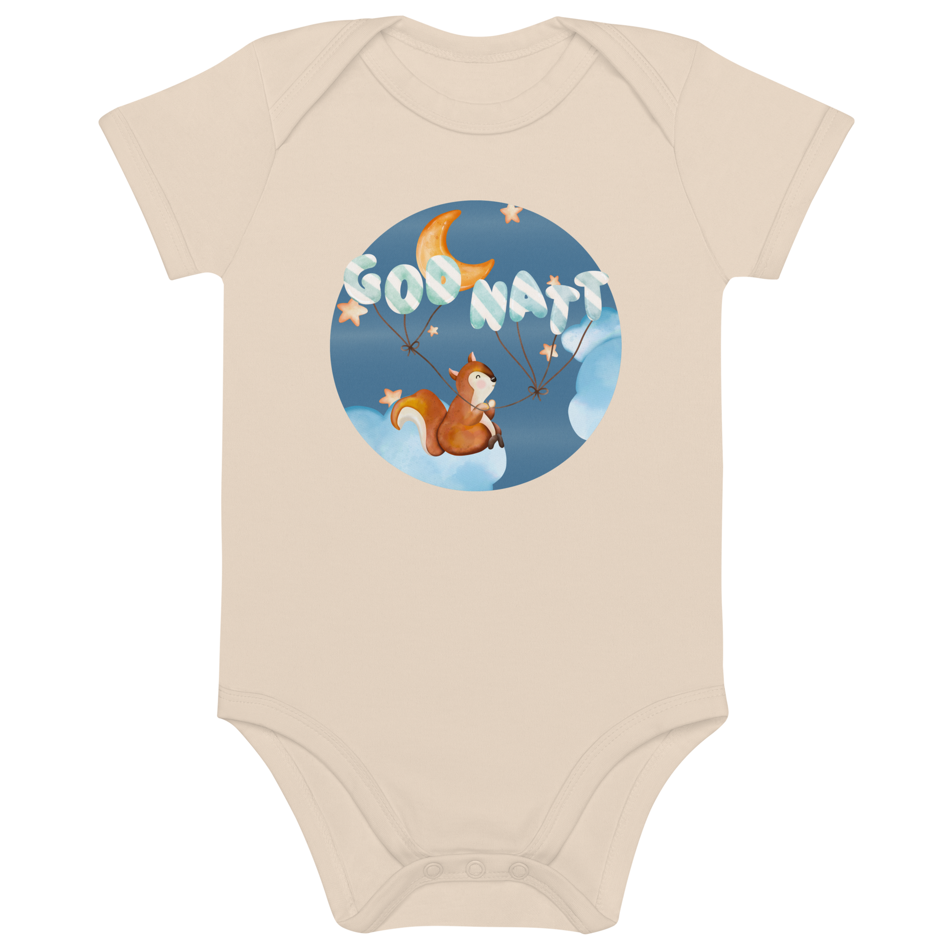 Beige babybody som ligger flatt, med ett lykkelig ekorn som sitter på en sky og holder ballonger med teksten "God natt". Foto.
