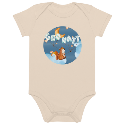 Beige babybody som ligger flatt, med ett lykkelig ekorn som sitter på en sky og holder ballonger med teksten "God natt". Foto.