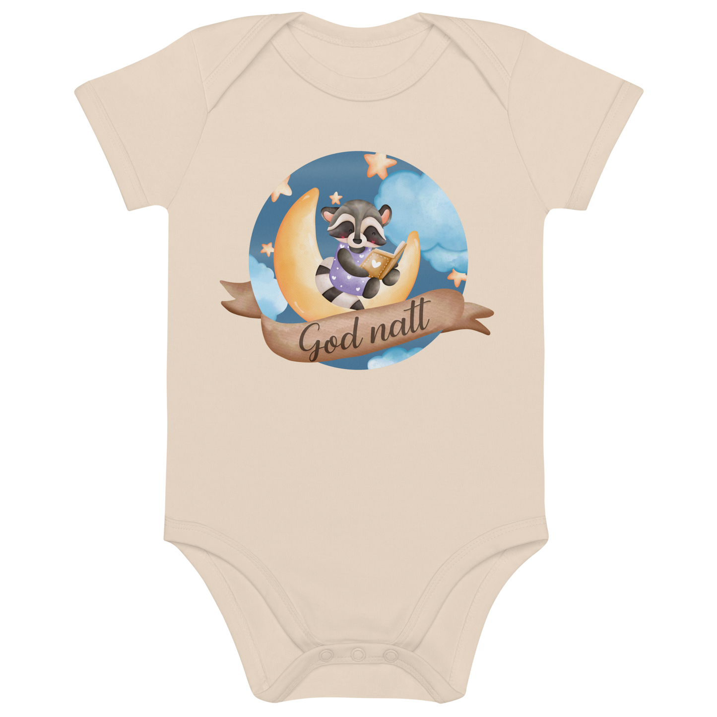 Beige babybody som ligger flatt, med teksten "God natt" og figur av en lykkelig vaskebjørn som sitter på månen og leser en bok. Foto.