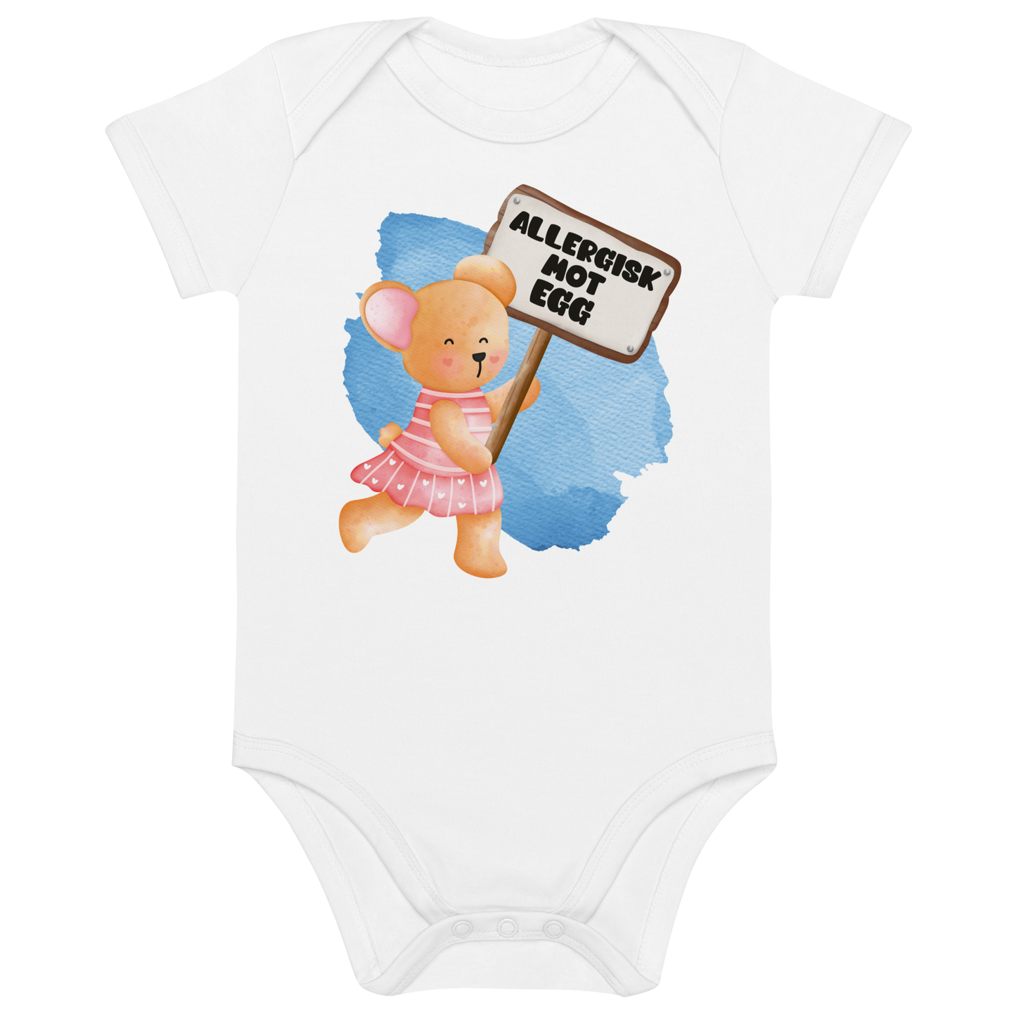 Hvit babybody som ligger flatt, med en glad bamse som holder oppe et skilt med teksten "Allergisk mot egg". Foto.