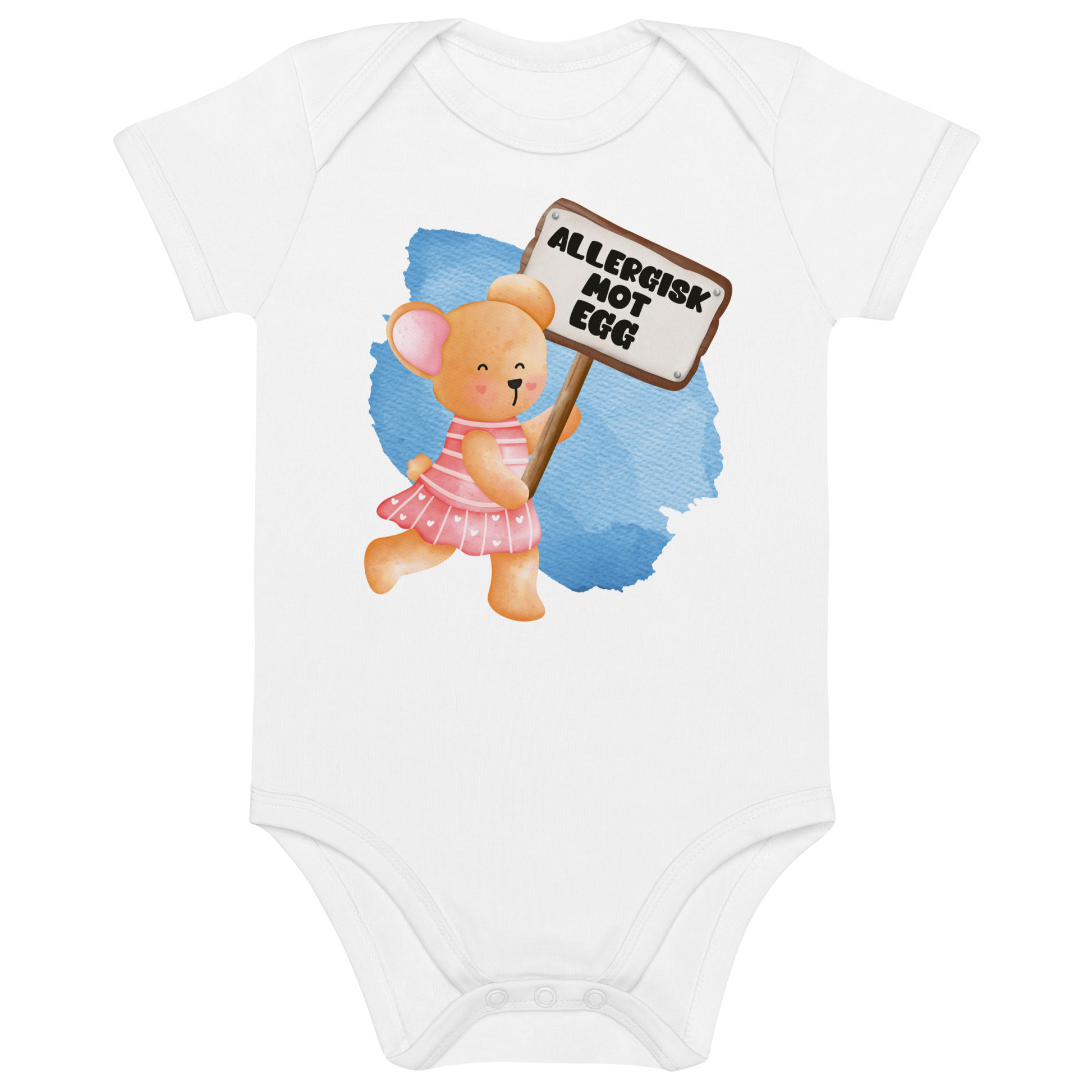 Hvit babybody som ligger flatt, med en glad bamse som holder oppe et skilt med teksten "Allergisk mot egg". Foto.