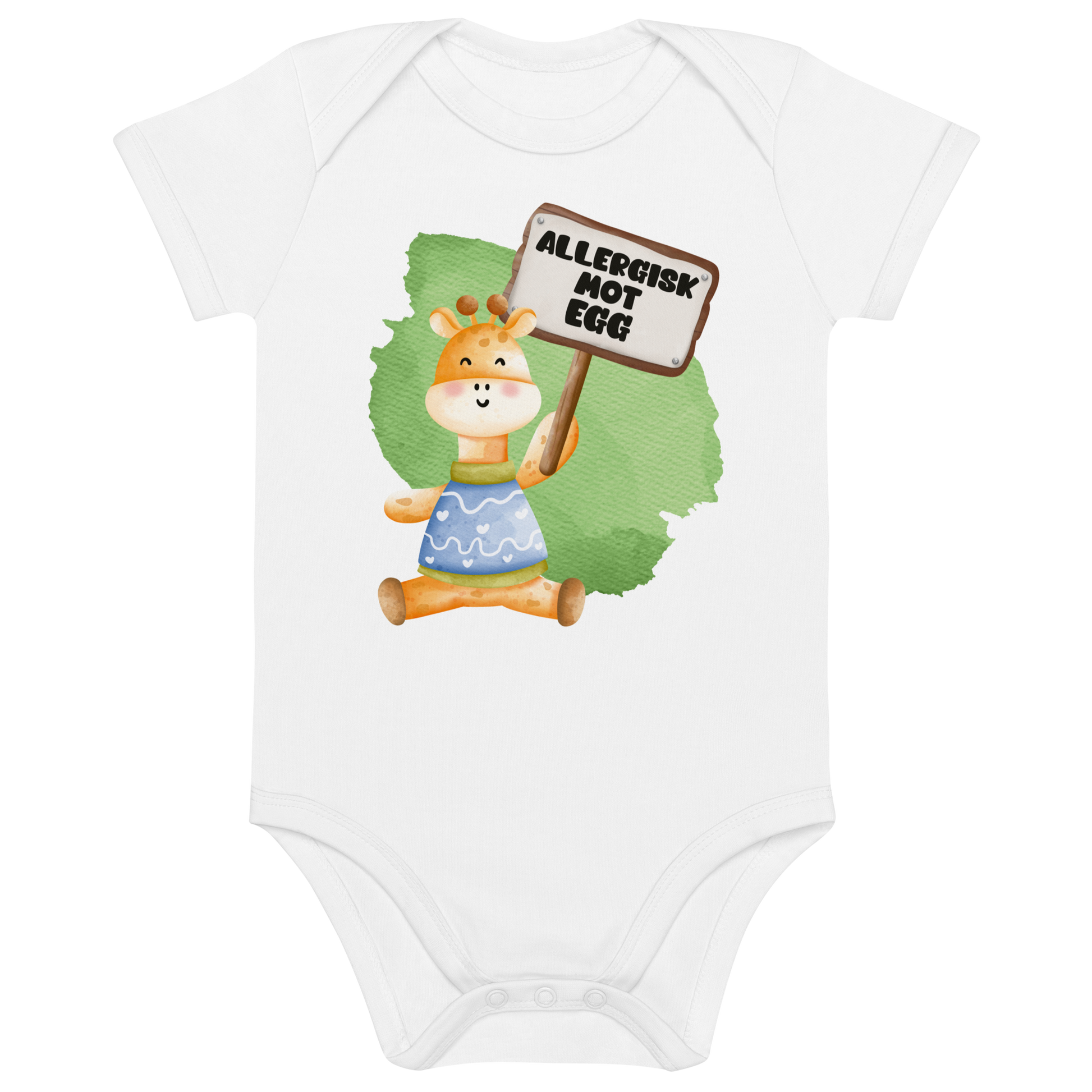 Hvit babybody som ligger flatt, med en glad sjiraff som holder oppe et skilt med teksten "Allergisk mot egg". Foto.