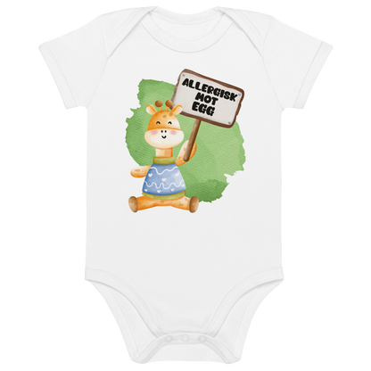 Hvit babybody som ligger flatt, med en glad sjiraff som holder oppe et skilt med teksten "Allergisk mot egg". Foto.