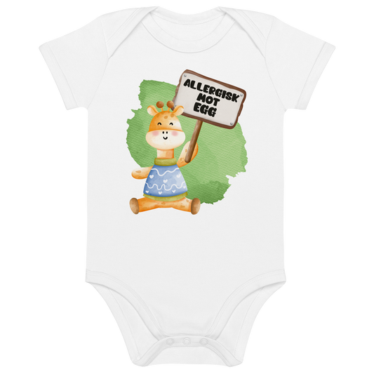 Hvit babybody som ligger flatt, med en glad sjiraff som holder oppe et skilt med teksten "Allergisk mot egg". Foto.