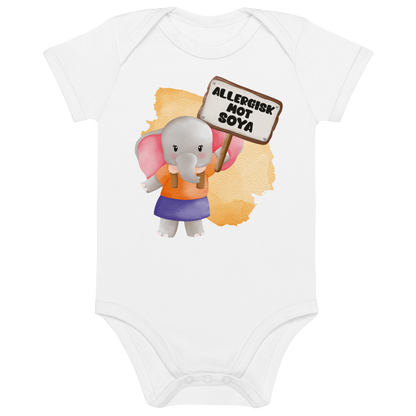 Hvit babybody som ligger flatt, med en glad elefant som holder oppe et skilt med teksten "Allergisk mot soya". Foto.