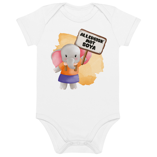 Hvit babybody som ligger flatt, med en glad elefant som holder oppe et skilt med teksten "Allergisk mot soya". Foto.