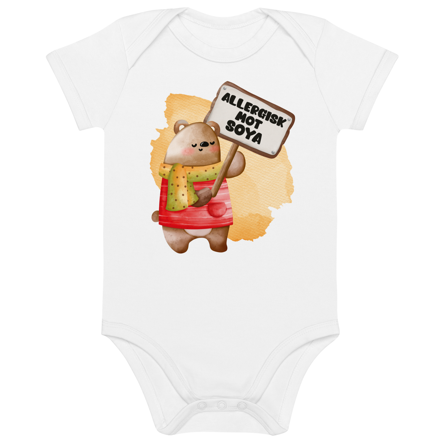 Hvit babybody som ligger flatt, med en glad bamse som holder oppe et skilt med teksten "Allergisk mot soya". Foto.