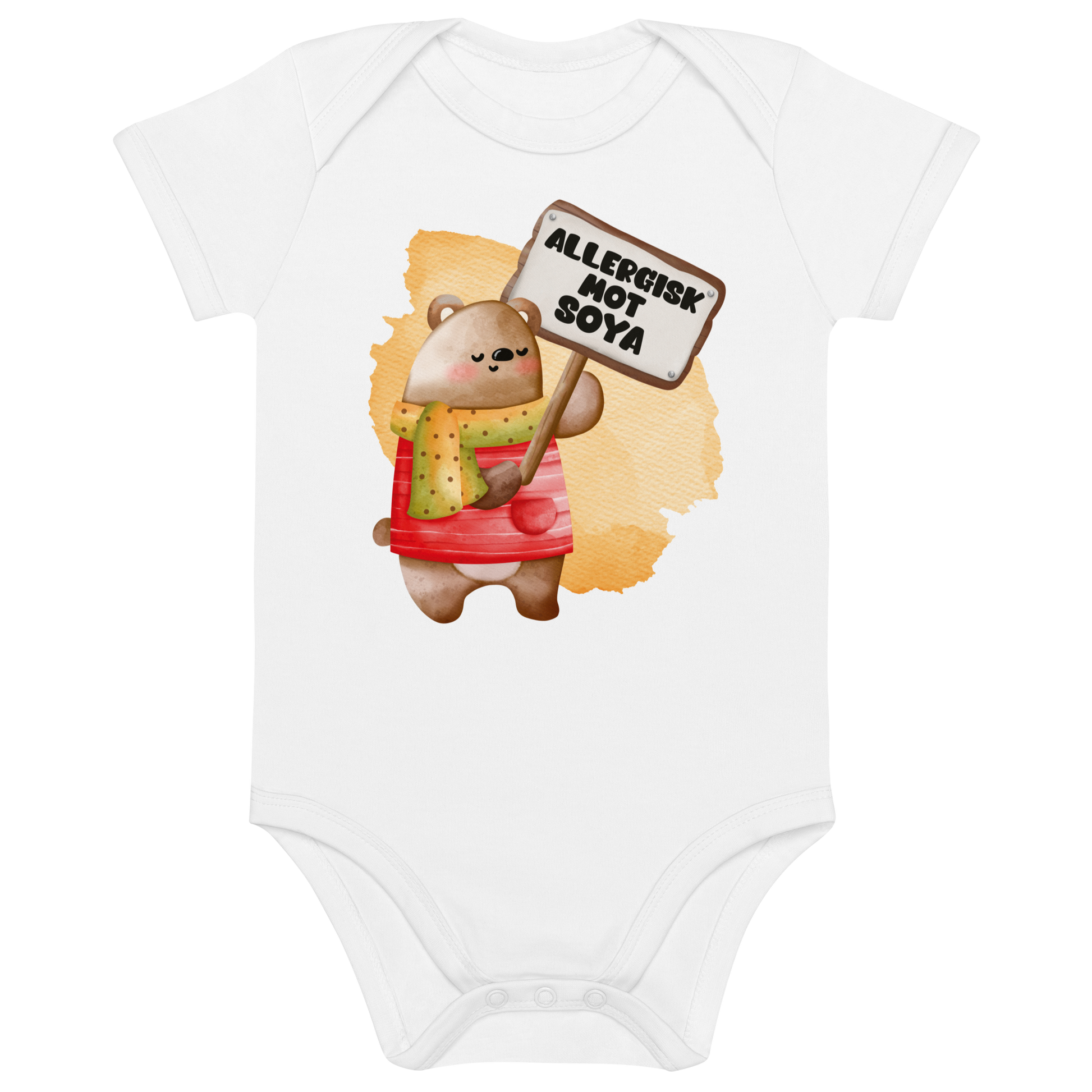 Hvit babybody som ligger flatt, med en glad bamse som holder oppe et skilt med teksten "Allergisk mot soya". Foto.