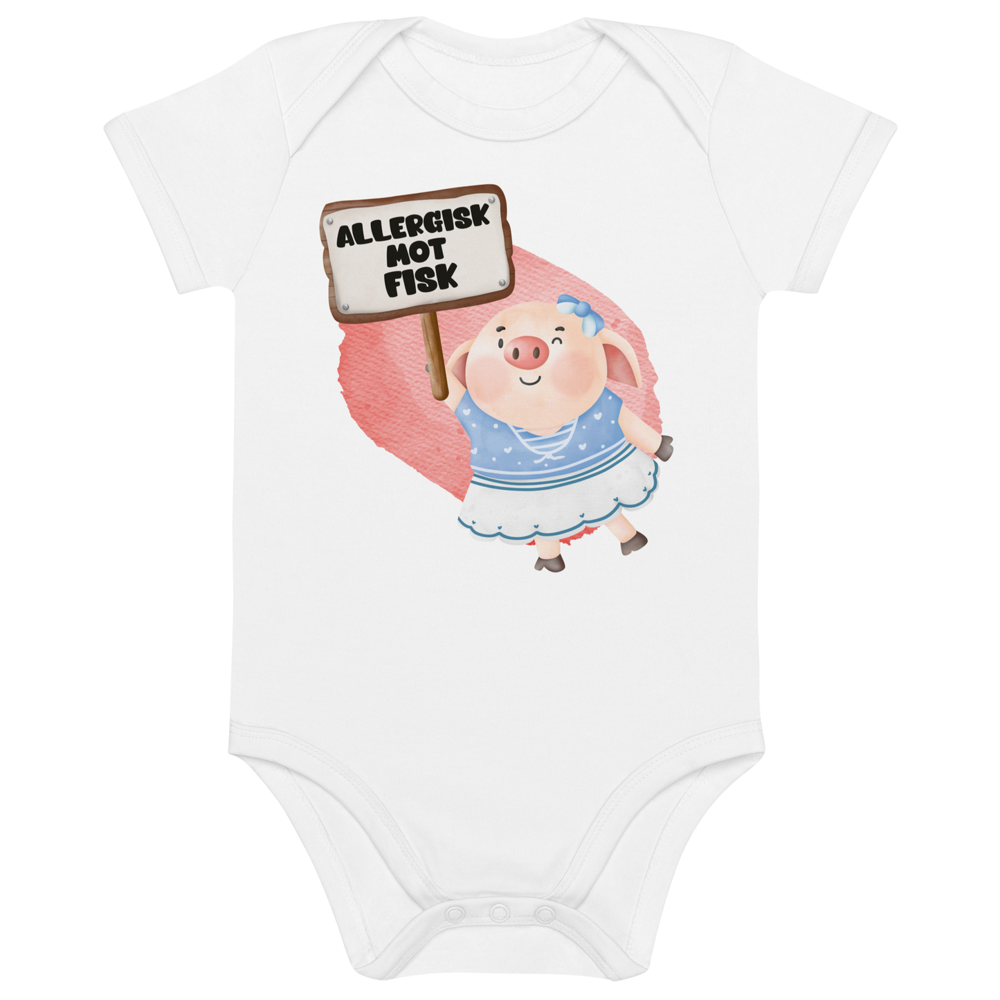 Hvit babybody som ligger flatt, med en glad gris som holder oppe et skilt med teksten "Allergisk mot fisk". Foto.