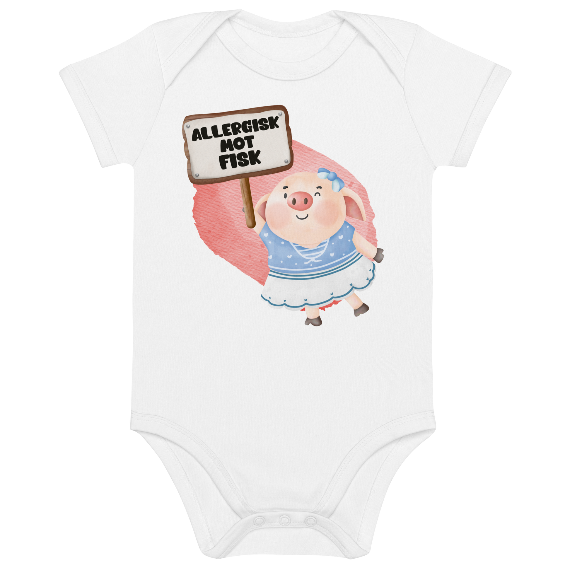 Hvit babybody som ligger flatt, med en glad gris som holder oppe et skilt med teksten "Allergisk mot fisk". Foto.