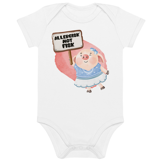 Hvit babybody som ligger flatt, med en glad gris som holder oppe et skilt med teksten "Allergisk mot fisk". Foto.