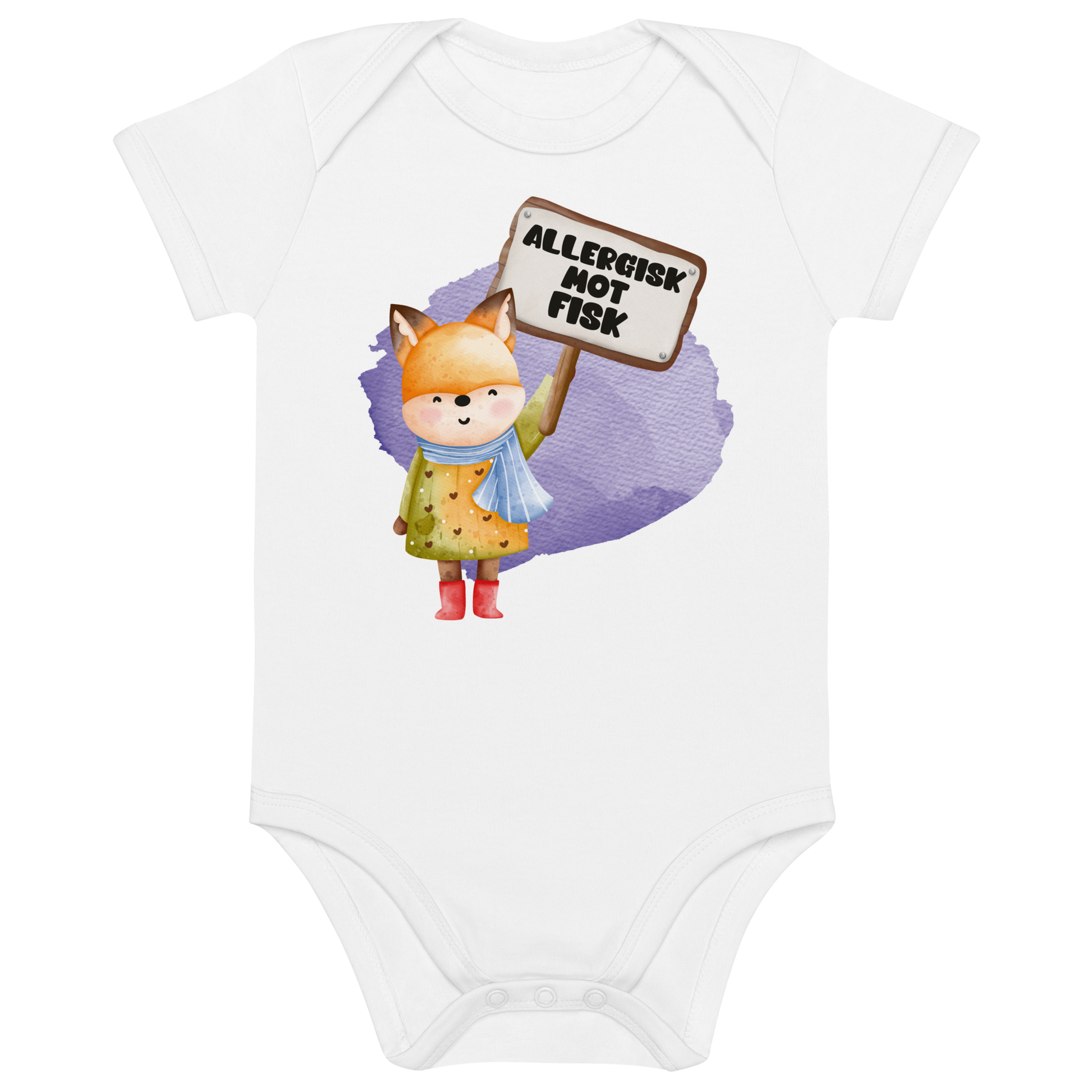 Hvit babybody som ligger flatt, med en glad rev som holder oppe et skilt med teksten "Allergisk mot fisk". Foto.