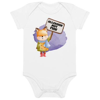 Hvit babybody som ligger flatt, med en glad rev som holder oppe et skilt med teksten "Allergisk mot fisk". Foto.