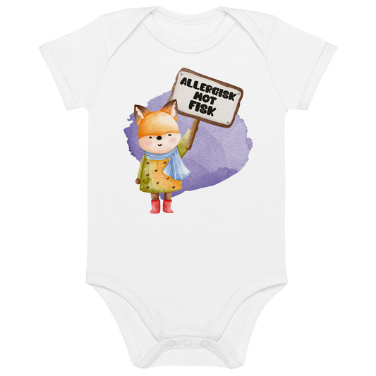 Hvit babybody som ligger flatt, med en glad rev som holder oppe et skilt med teksten "Allergisk mot fisk". Foto.