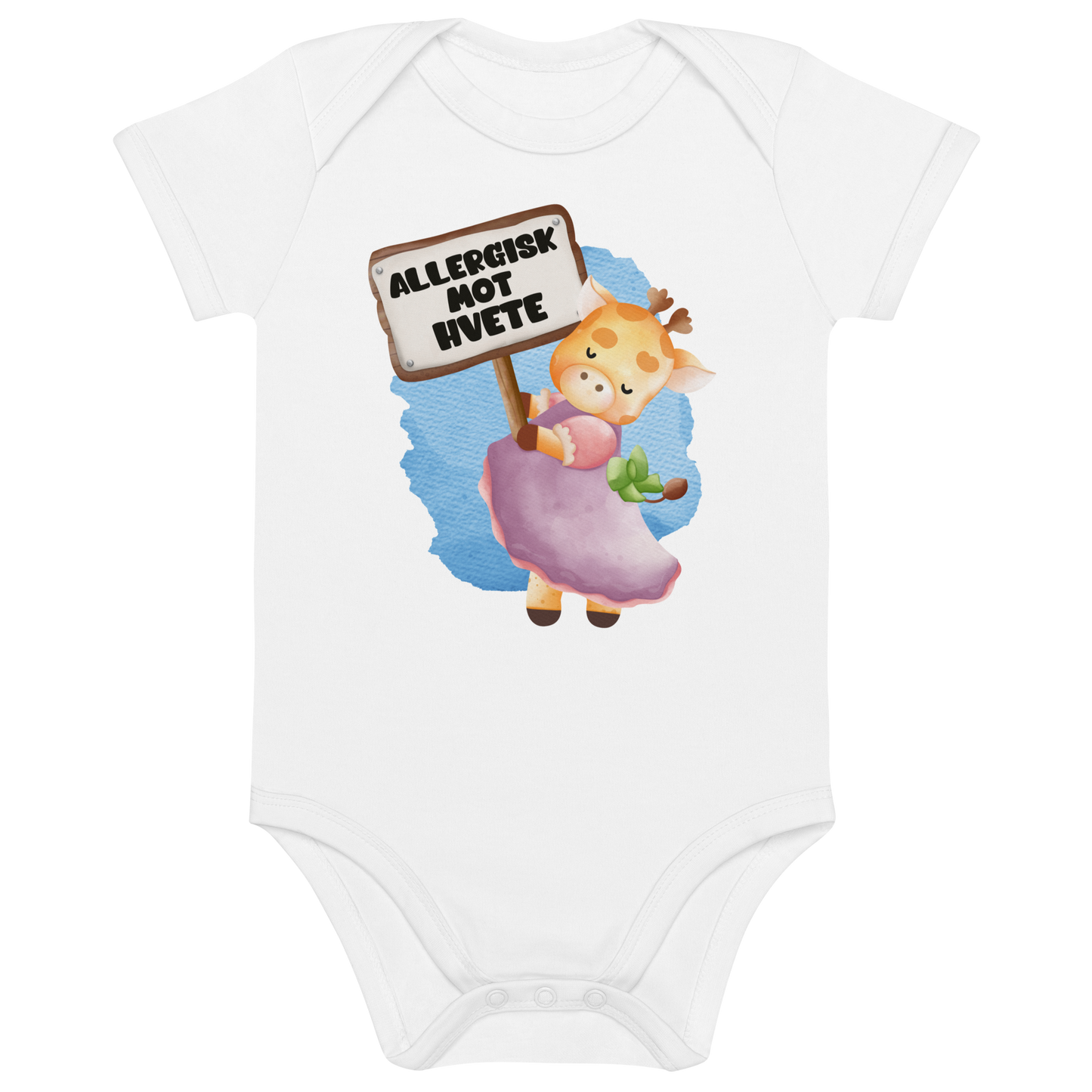 Hvit babybody som ligger flatt, med en glad sjiraff som holder oppe et skilt med teksten "Allergisk mot hvete". Foto.