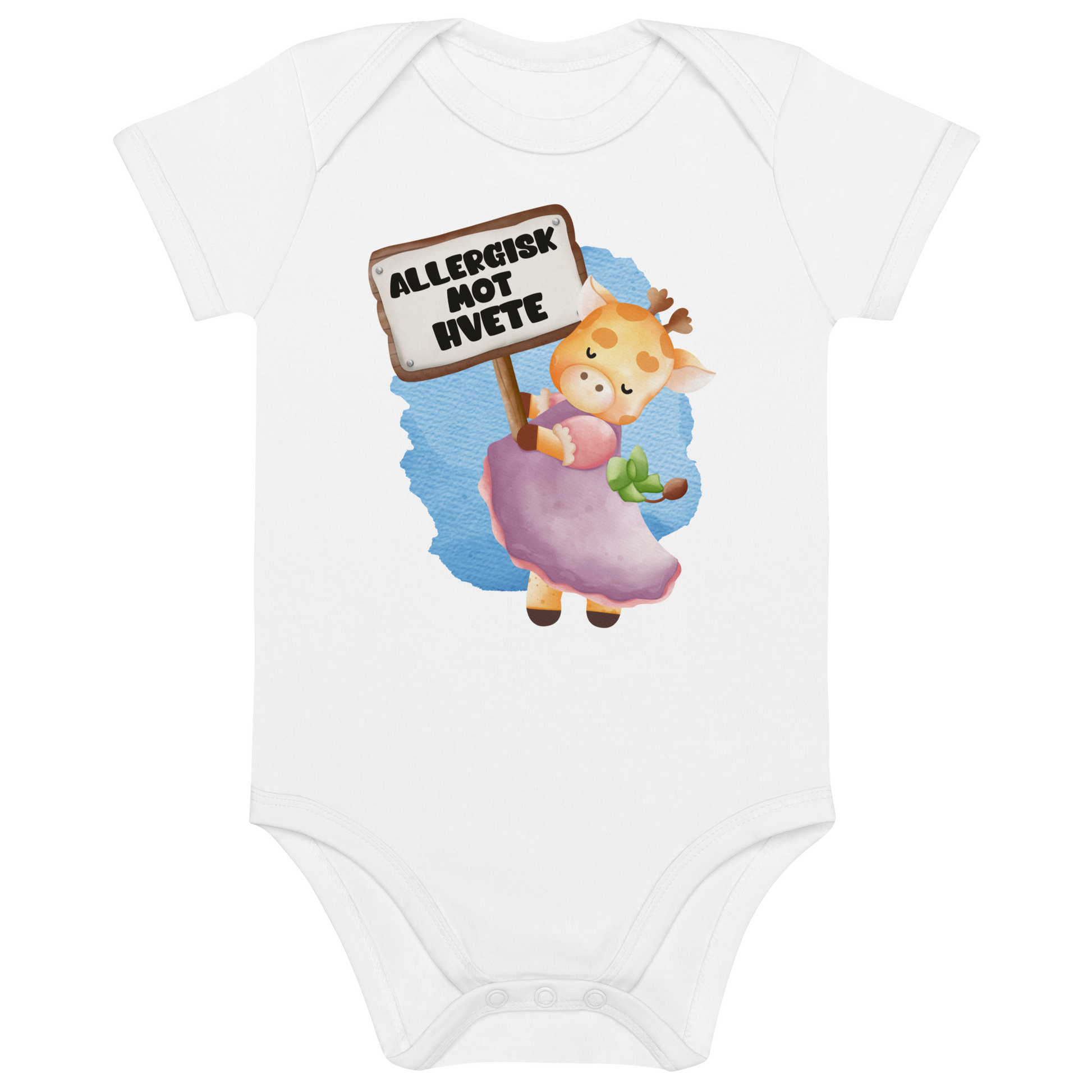 Hvit babybody som ligger flatt, med en glad sjiraff som holder oppe et skilt med teksten "Allergisk mot hvete". Foto.