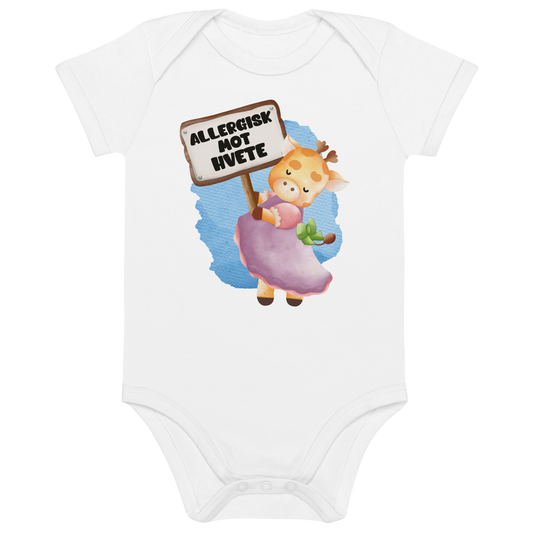 Hvit babybody som ligger flatt, med en glad sjiraff som holder oppe et skilt med teksten "Allergisk mot hvete". Foto.