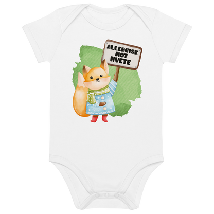 Hvit babybody som ligger flatt, med en glad rev som holder oppe et skilt med teksten "Allergisk mot hvete". Foto.