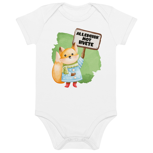 Hvit babybody som ligger flatt, med en glad rev som holder oppe et skilt med teksten "Allergisk mot hvete". Foto.