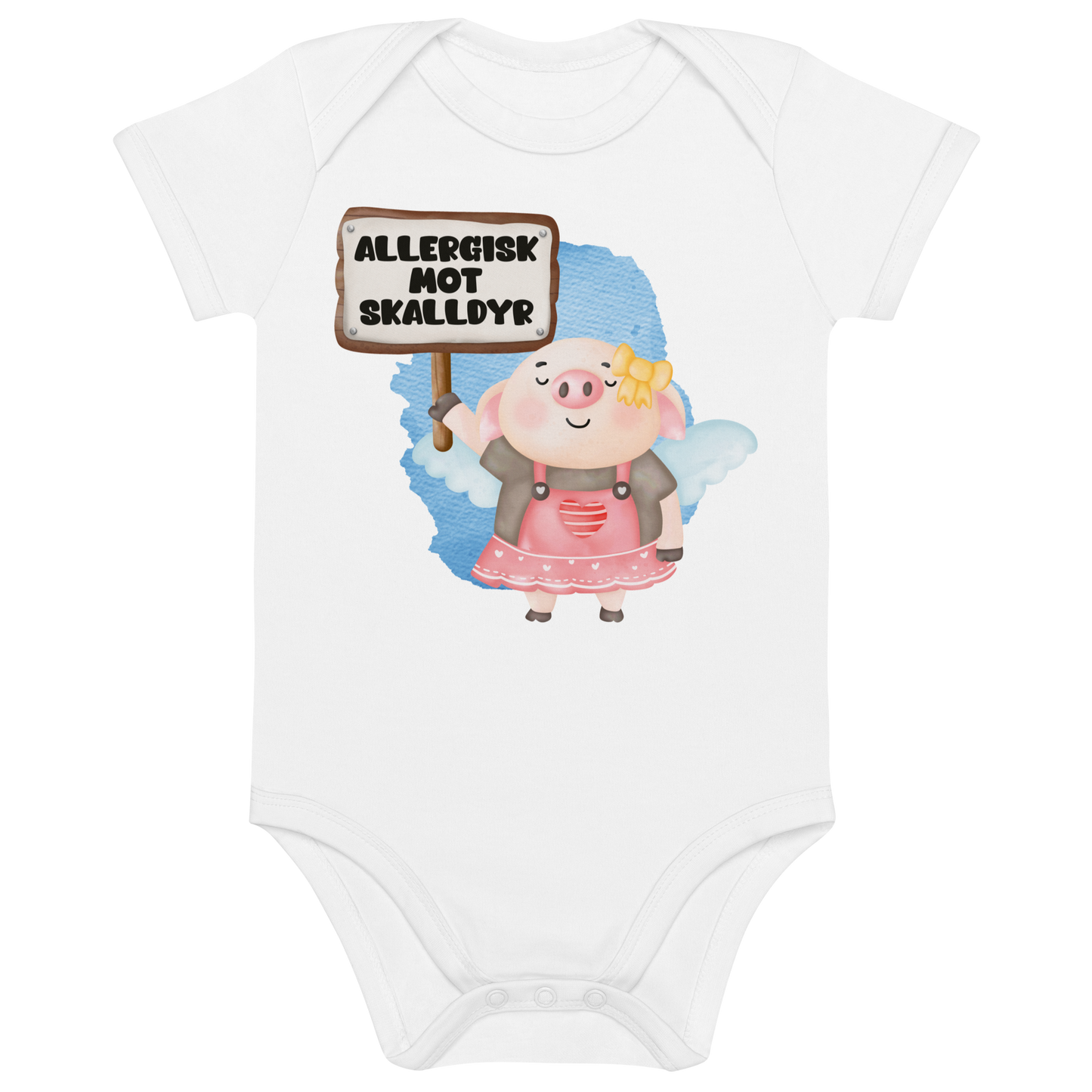 Hvit babybody som ligger flatt, med en glad gris som holder oppe et skilt med teksten "Allergisk mot skalldyr". Foto.