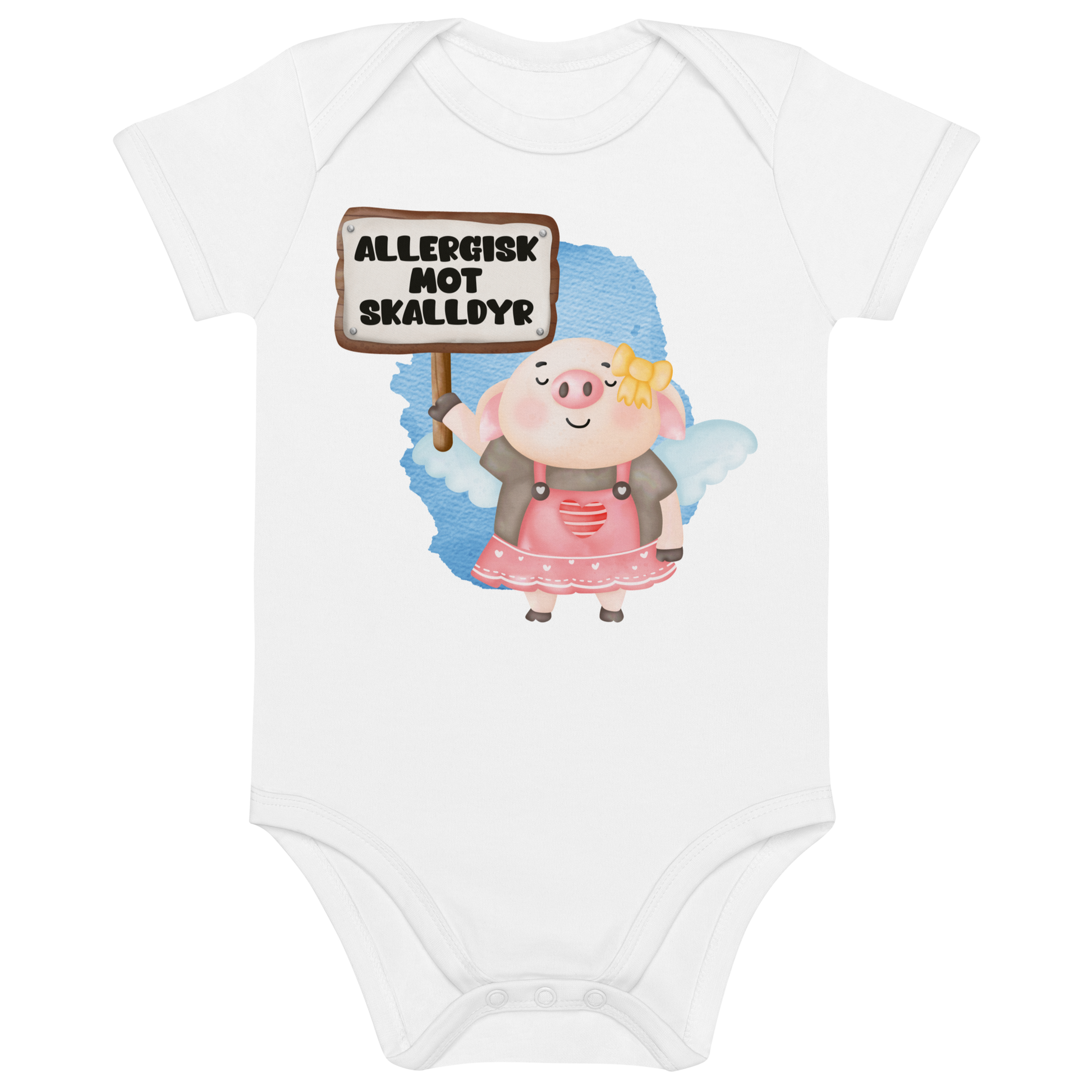 Hvit babybody som ligger flatt, med en glad gris som holder oppe et skilt med teksten "Allergisk mot skalldyr". Foto.