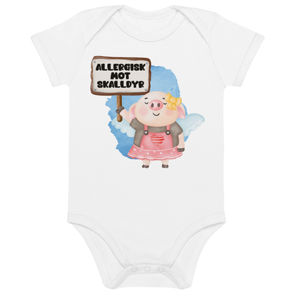Hvit babybody som ligger flatt, med en glad gris som holder oppe et skilt med teksten "Allergisk mot skalldyr". Foto.