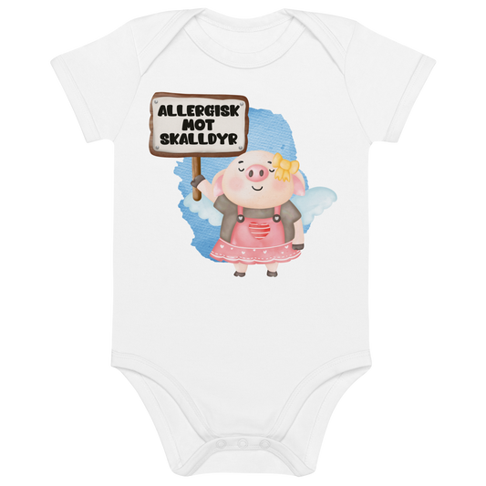 Hvit babybody som ligger flatt, med en glad gris som holder oppe et skilt med teksten "Allergisk mot skalldyr". Foto.