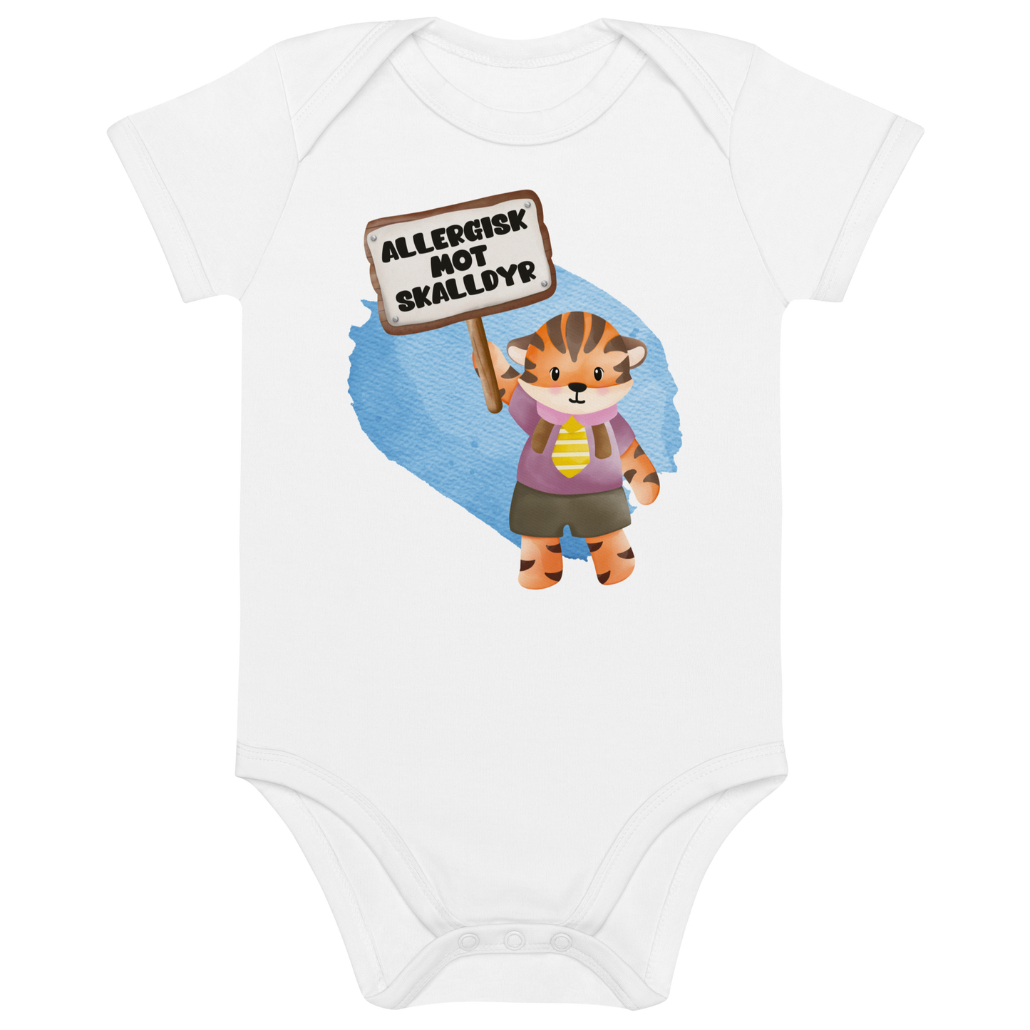 Hvit babybody som ligger flatt, med en glad tiger som holder oppe et skilt med teksten "Allergisk mot skalldyr". Foto.
