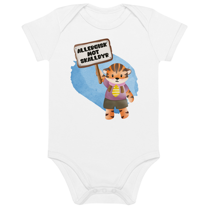 Hvit babybody som ligger flatt, med en glad tiger som holder oppe et skilt med teksten "Allergisk mot skalldyr". Foto.