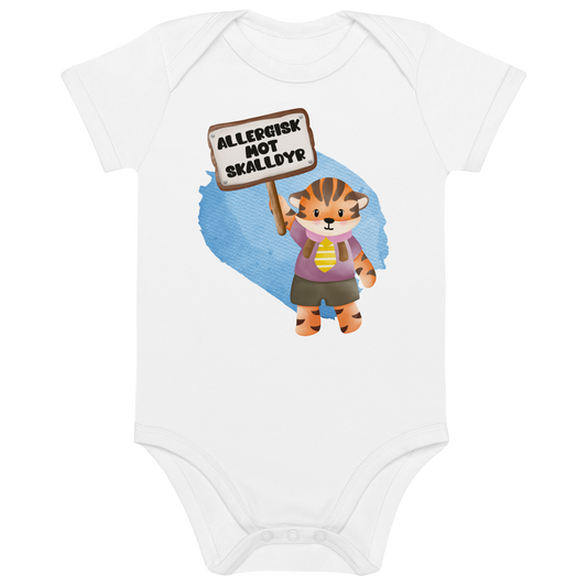 Hvit babybody som ligger flatt, med en glad tiger som holder oppe et skilt med teksten "Allergisk mot skalldyr". Foto.