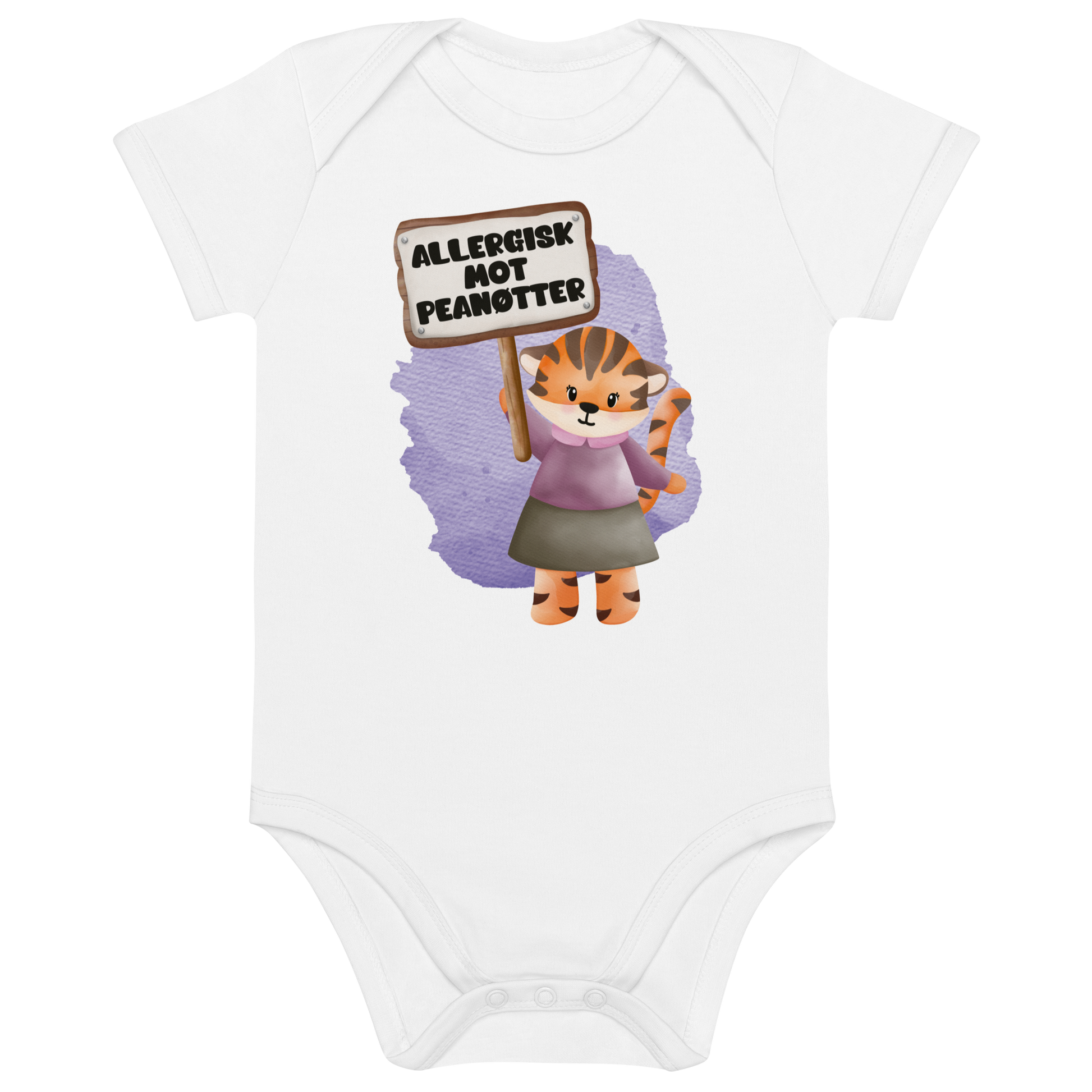 Hvit babybody som ligger flatt, med en glad tiger som holder oppe et skilt med teksten "Allergisk mot peanøtter". Foto.