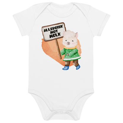 Hvit babybody som ligger flatt, med en glad lama som holder oppe et skilt med teksten "Allergisk mot melk". Foto.