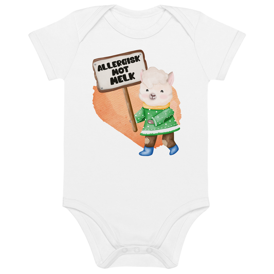 Hvit babybody som ligger flatt, med en glad lama som holder oppe et skilt med teksten "Allergisk mot melk". Foto.