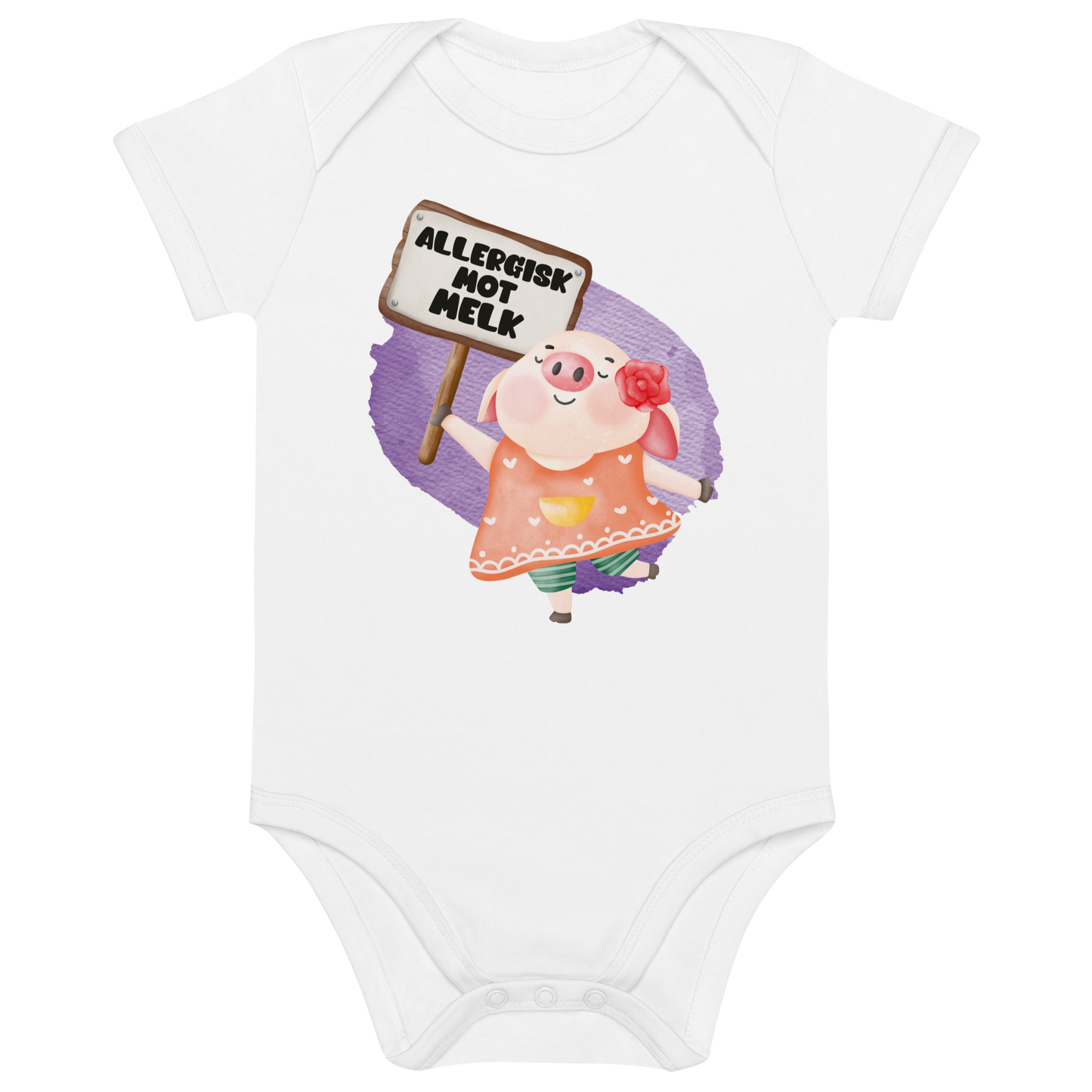 Hvit babybody som ligger flatt, med en glad gris som holder oppe et skilt med teksten "Allergisk mot melk". Foto.